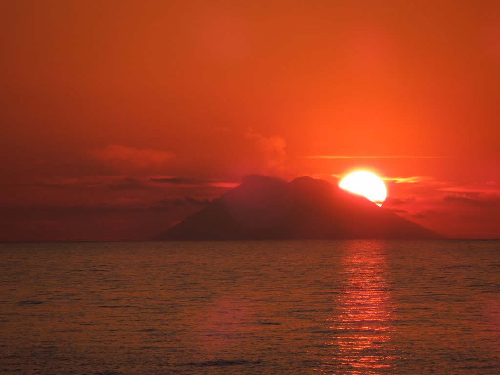 Tramonto sullo Stromboli isole Eolie, da Tropea. by Roberto Donà