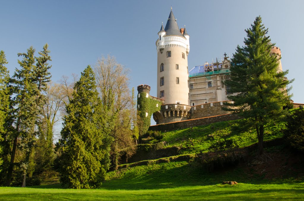 Zámek Žleby - zámecký park (z 2. pol. 19. stol.) - pohled na jižní palác s Velkou a Holubovou věží (nejstarší část zámku) by Mirka Schärfnerová