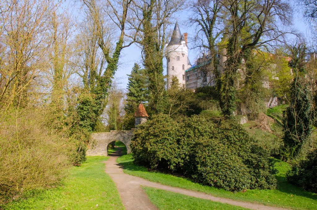 Zámek Žleby - zámecký park (z 2. pol. 19. stol.) v údolí Doubravy na jaře, v popředí cesta "Na valech" spojující zámek s parkem by Mirka Schärfnerová