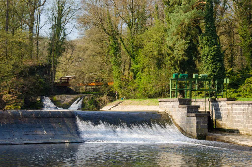 Žleby - zámecký park (z 2. pol. 19. století) - jez na Doubravě, v pozadí vodopád na vyústění říčky Hostačovka do Doubravy by Mirka Schärfnerová