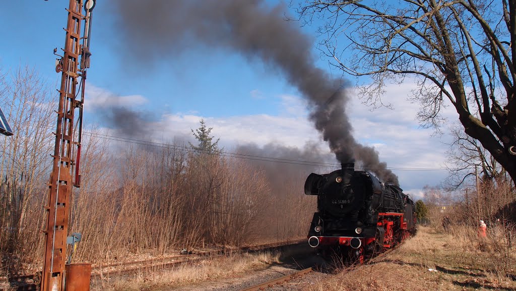 Der Sandzug fährt aus dem Verladegleis by Schmalspur Sa.