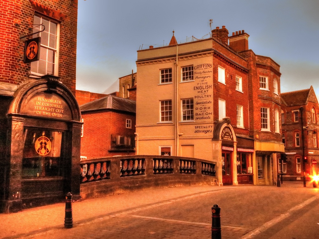 Newbury bridge and Griffins The Butcher by paulwalteruk