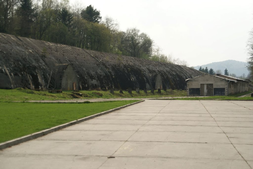 STĘPINA-CIESZYNA - ANLAGE SÜD - KWATERA ADOLFA HITLERA - SCHRON KOLEJOWY OBIEKT NR 1 by Łukasz Świetlik