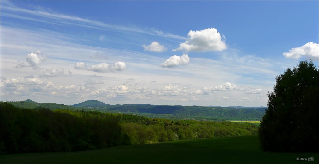 Ronov a Vlhošť od Muckova by Milan Pekky Bouška