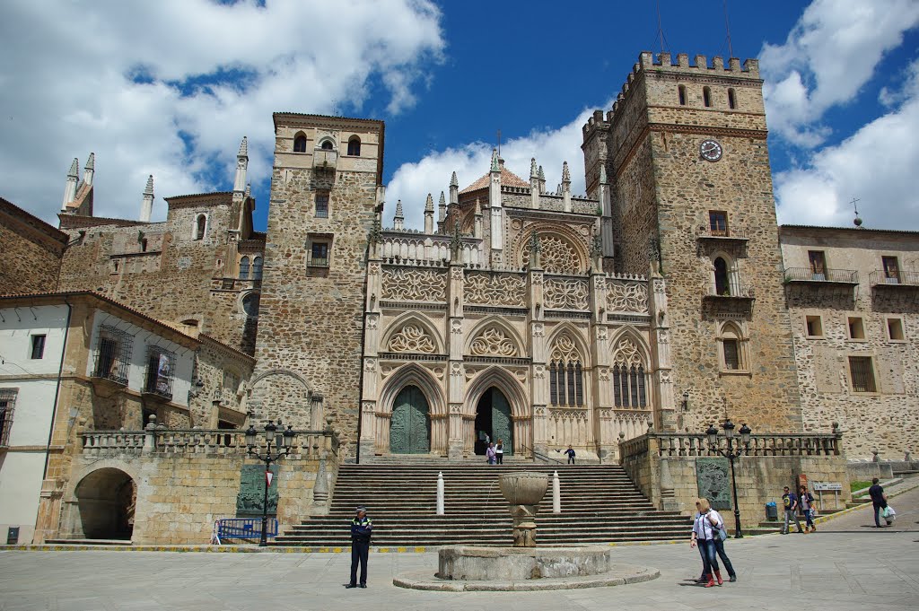 Guadalupe: Fachada de la Iglesia gótica, fuente y municipal by EventusBonus