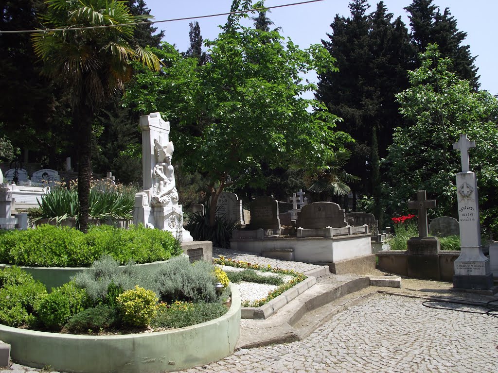 Kadıköy, Hasanpaşa, Ermeni Mezarlığı 1 by Kasım OKTAY