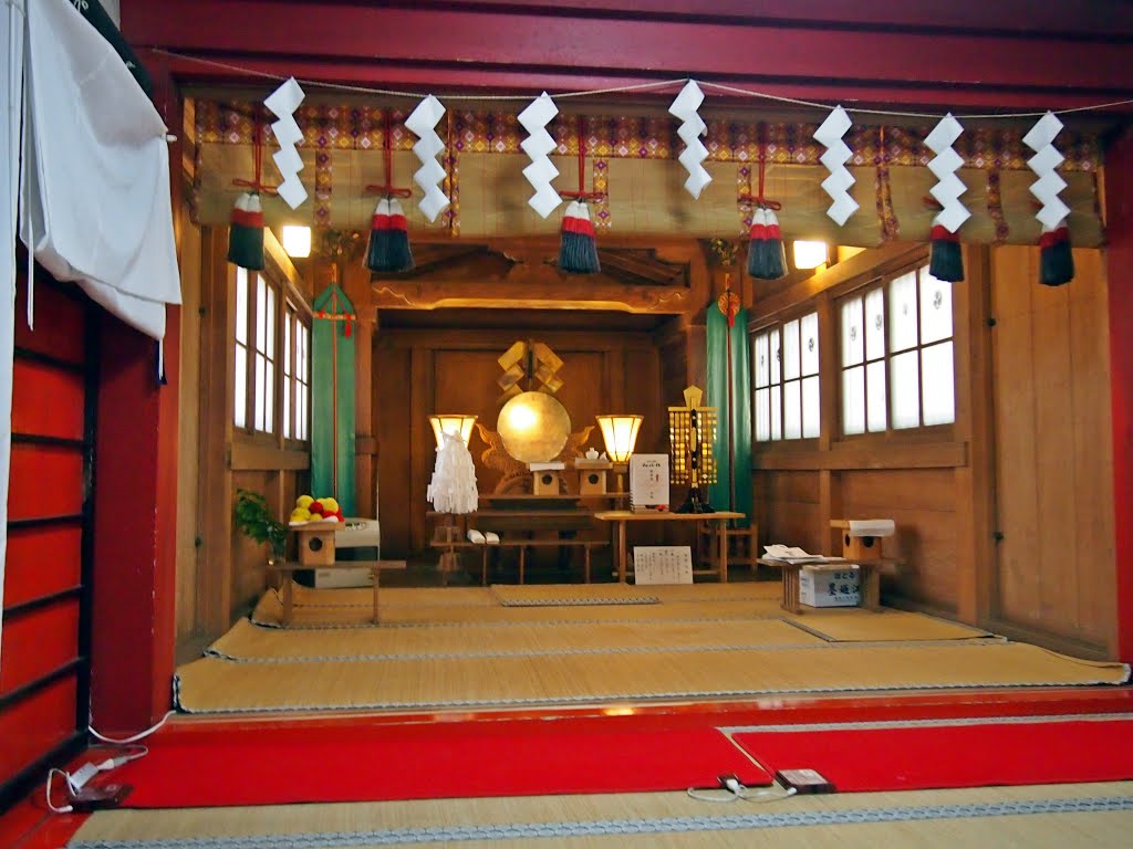 零羊崎神社拝殿内部、Inside of Haiden of Hitsujisaki-jinja shrine by Bachstelze