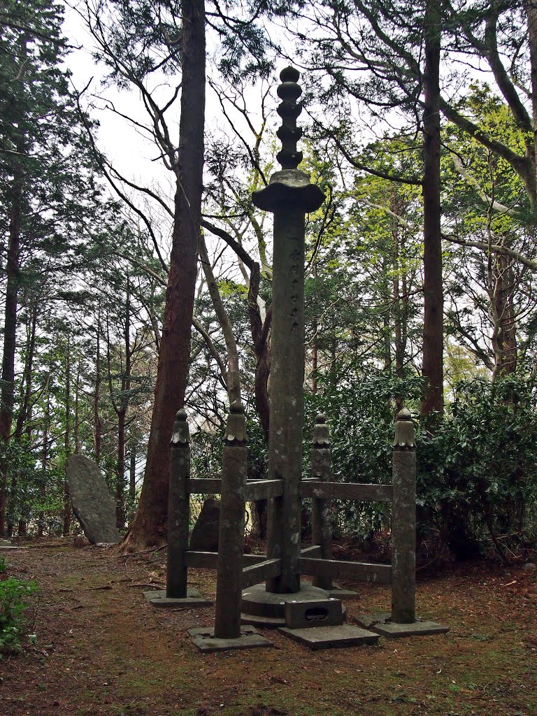 零羊崎神社の石造相輪塔、Stone Sourintou tower of Hitsujisaki-jinja shrine by Bachstelze