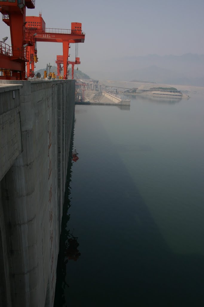 Three Gorges (2005-04) - View along the dam (upstream) by across.5.continents