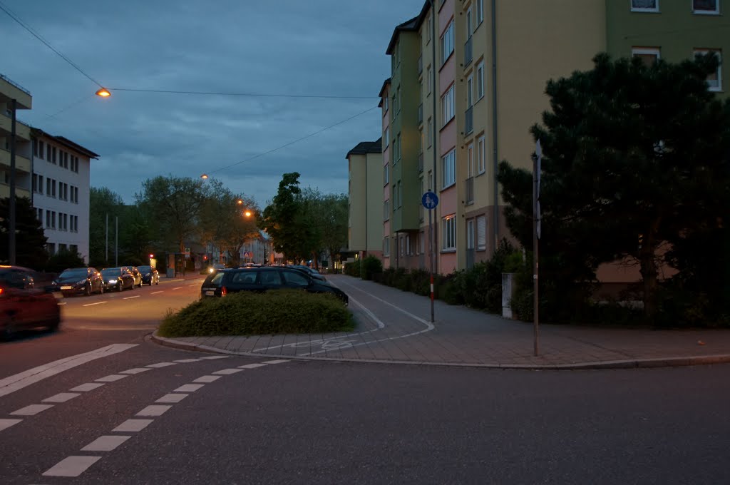 Radweg auf einem Gehweg by M0rd7ust