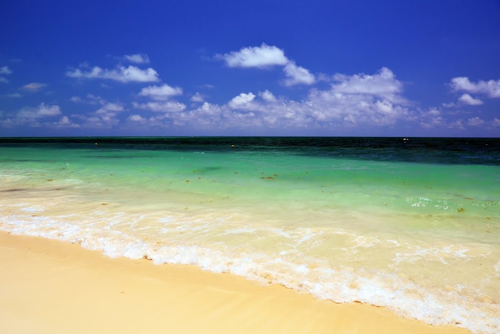 Taino Beach, Port Lucaya, Freeport, Bahamas by Divertida LZ