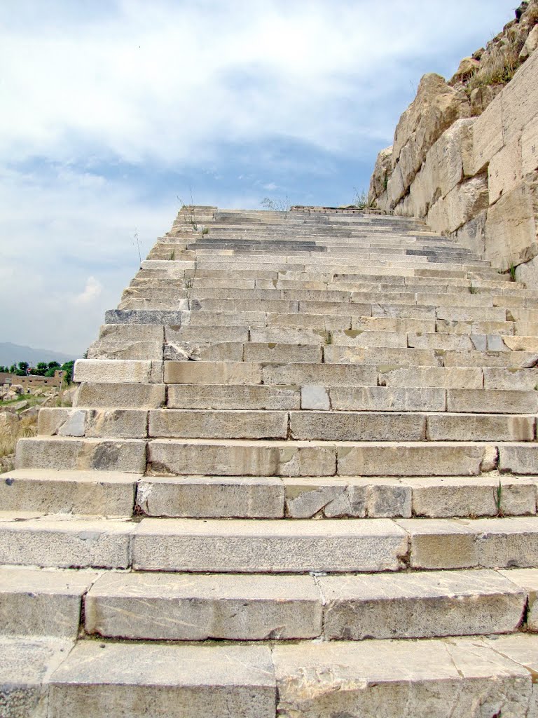 Anahita Temple's stairway معبد آناهیتا by NilouAghdam