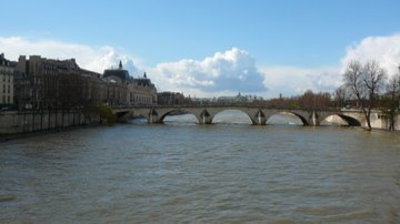 Nuages cotonneux au-dessus du Pont Royal by zagreus