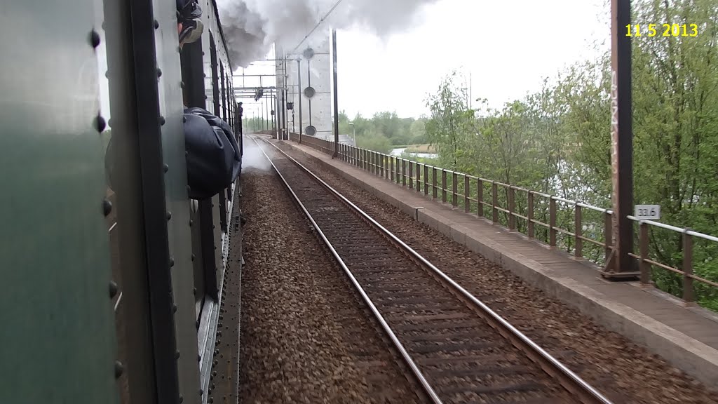 2686 11-05-13 SSN rit naar de SGB 3 Gouda Passage van de brug over de Gouwe by paklos