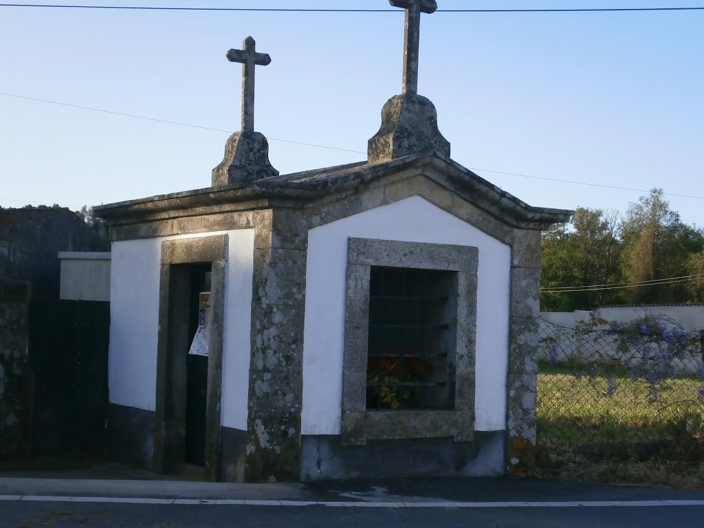 Camino portugués, capilla by Embarcadeiro