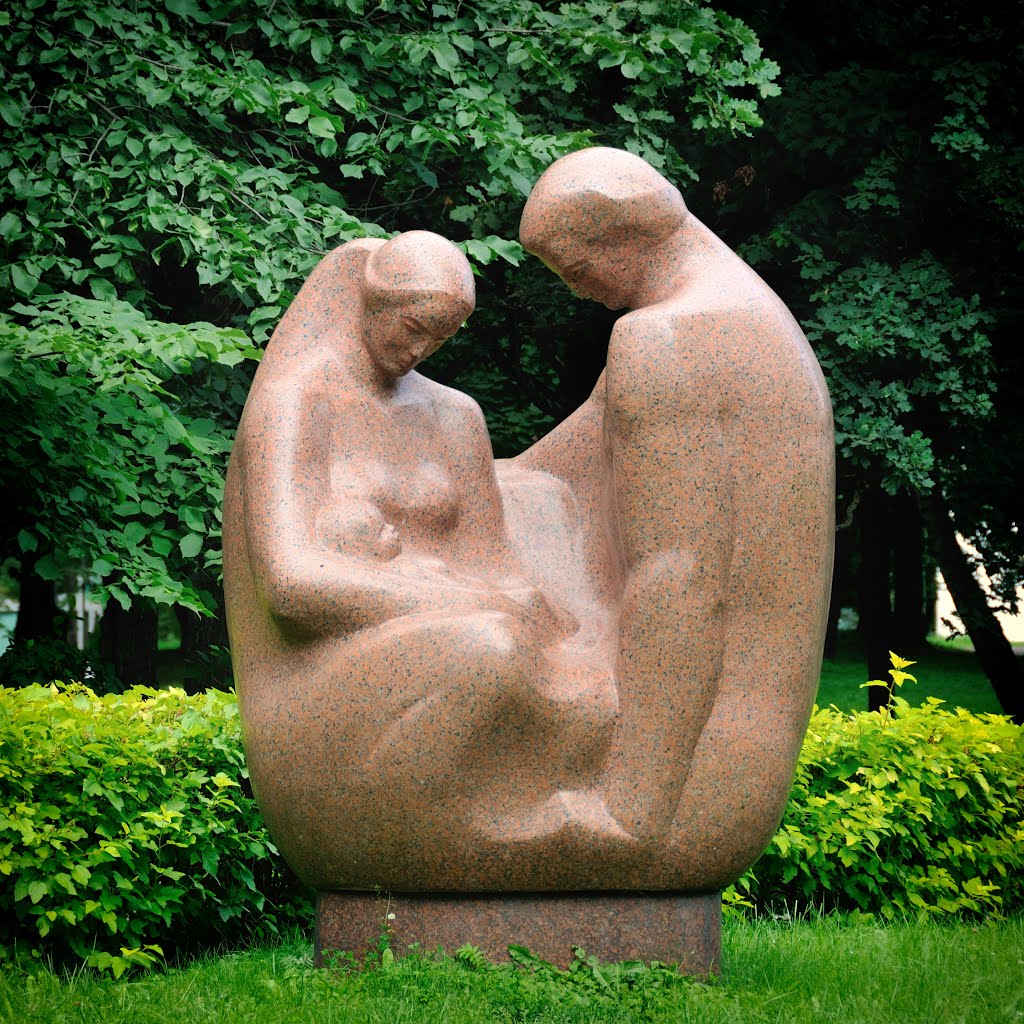 Leono Žuklio skulptūra „Šeima“, 1982 (family ties) by Virginijus Dadurkevičius