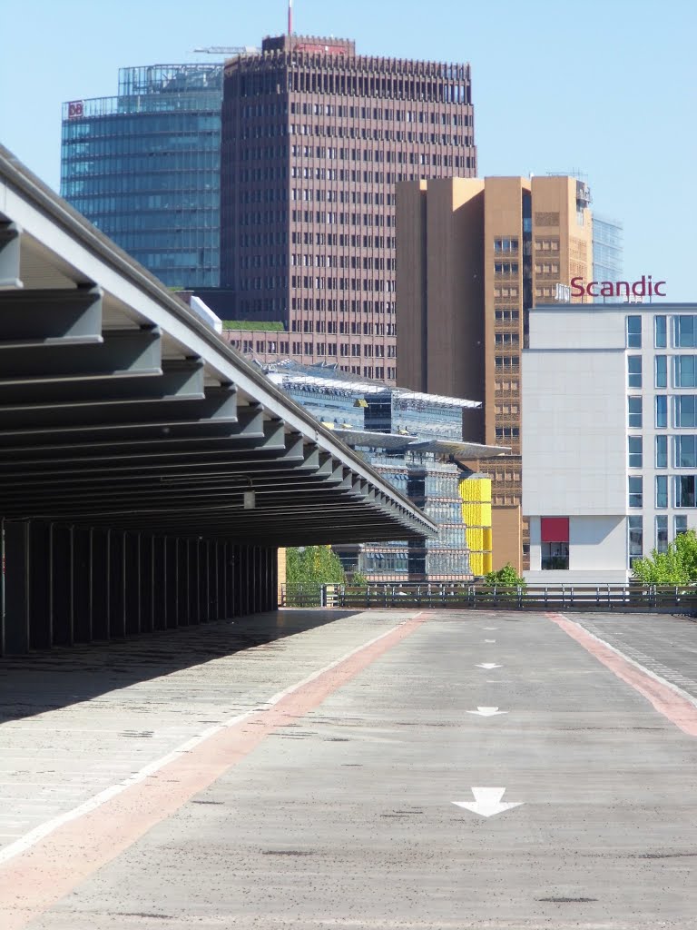 Blick vom Parkhaus Gleisdreieck Richtung Potsdamer Platz (Mai 2013) by mischkolino