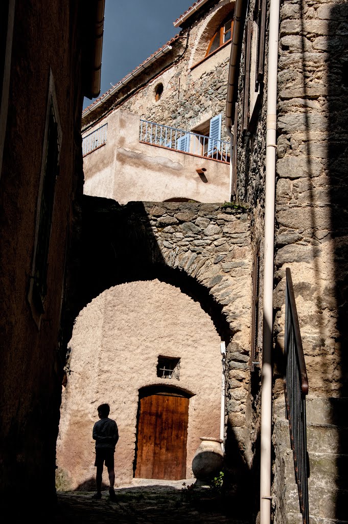 Dans une ruelle de Lama by jérôme bastianelli