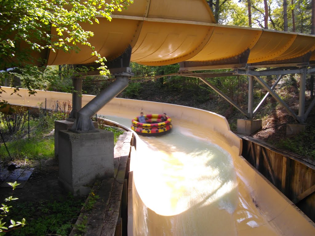 Descente en bouées dans l'Oxigénarium au Parc Astérix by Claudius B.