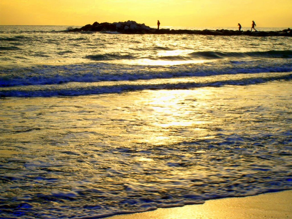 Marina di Massa, onde di luce by sergio alessi