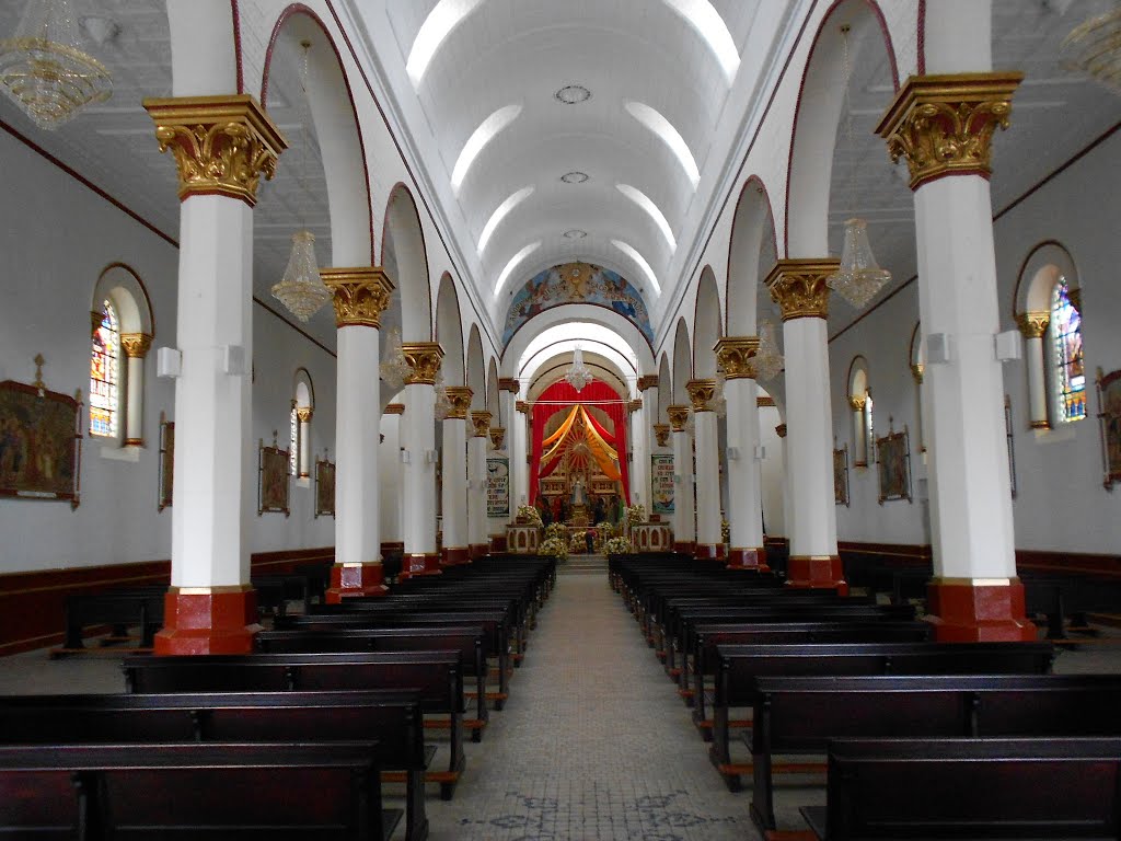 Nave central y altar principal de la iglesia de Abejorral by alejandrino tobon