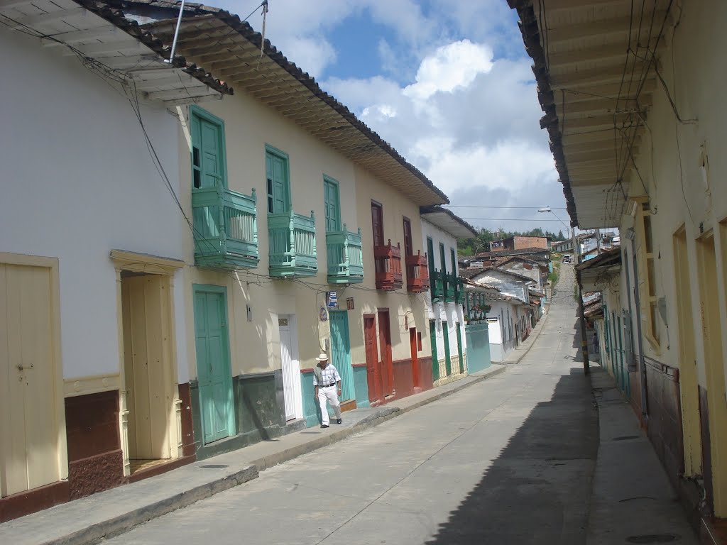 Balcones tradicionales en Abejorral, declarado patrimonio cultural de la Nación by alejandrino tobon