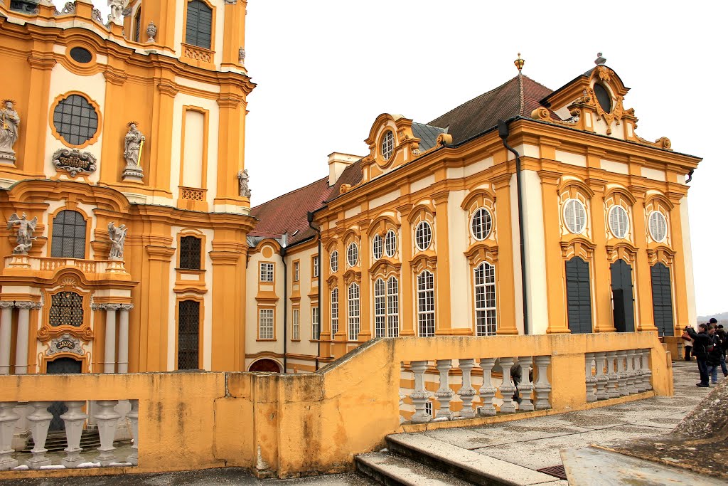 Melk. Stift. Marmorsaal von aussen by kattauneun