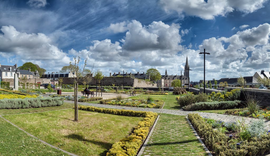 Place du Marché - St Pol de Léon 1 by Guy Chatelain