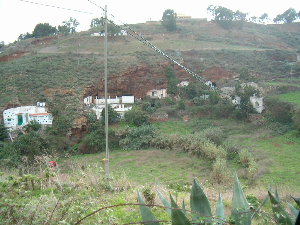 Casas cuevas en Tres Cruces by Antonio Moreno