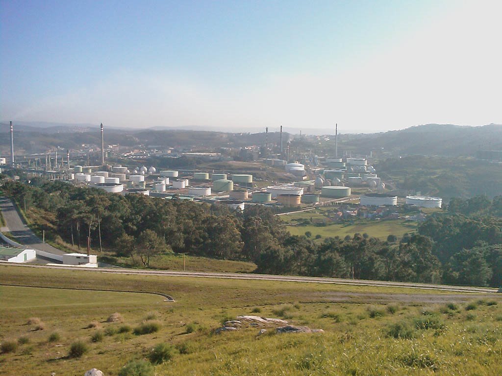 Parque de Bens, vista hacia planta de Repsol by Víctor Cespón