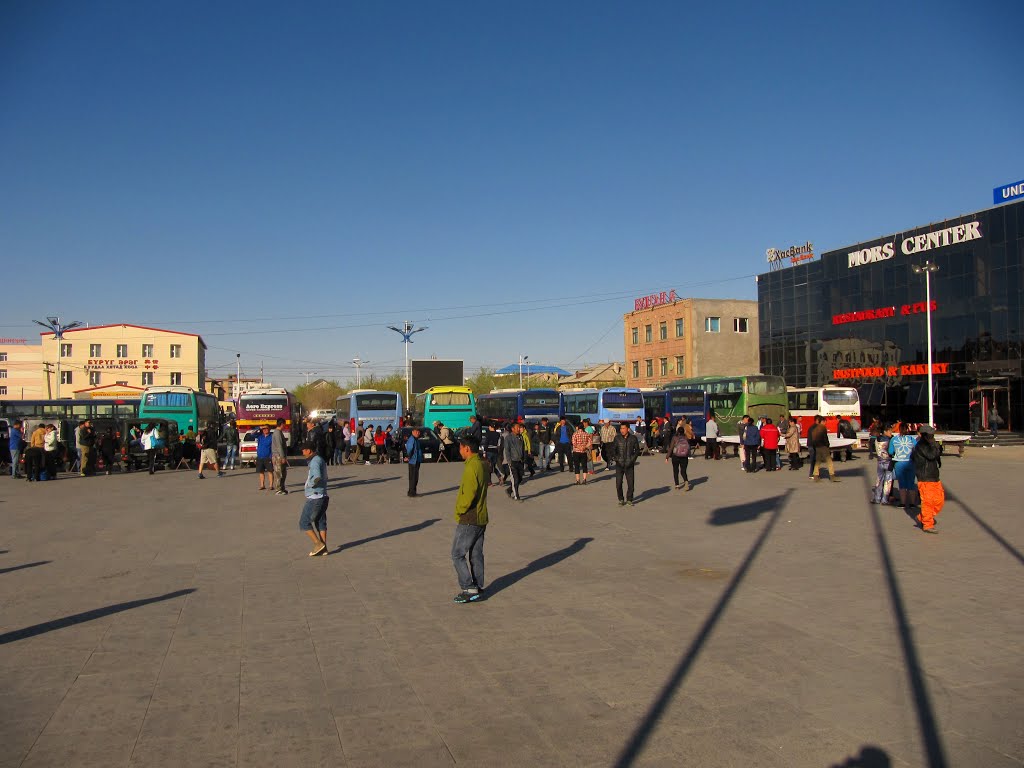 Утренний кипиш на привокзальной площади. Morning song and dance on the railway station square. by centfrancs