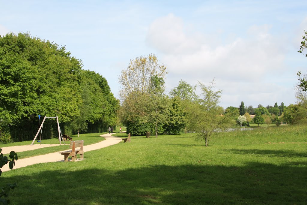 Aire du jeu, parc de Saint-Macaire by Noé Diakubama