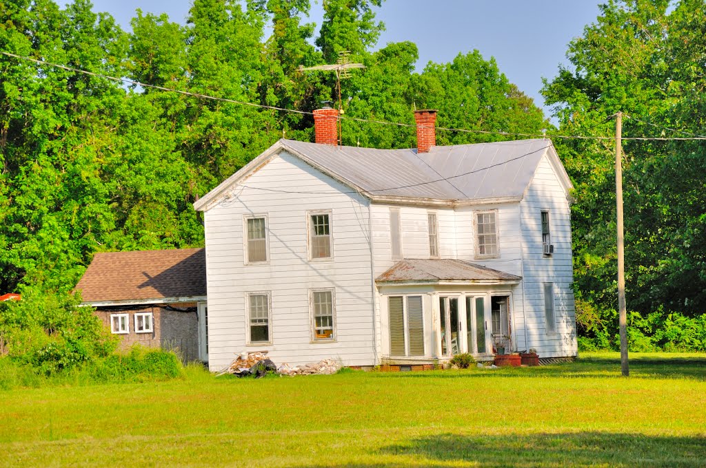 VIRGINIA: MATHEWS: BOHANNON: classic home south of Providence Cemetery on East River Road (S.R. 660) at Providence Road (S.R. 687) near view by Douglas W. Reynolds, Jr.