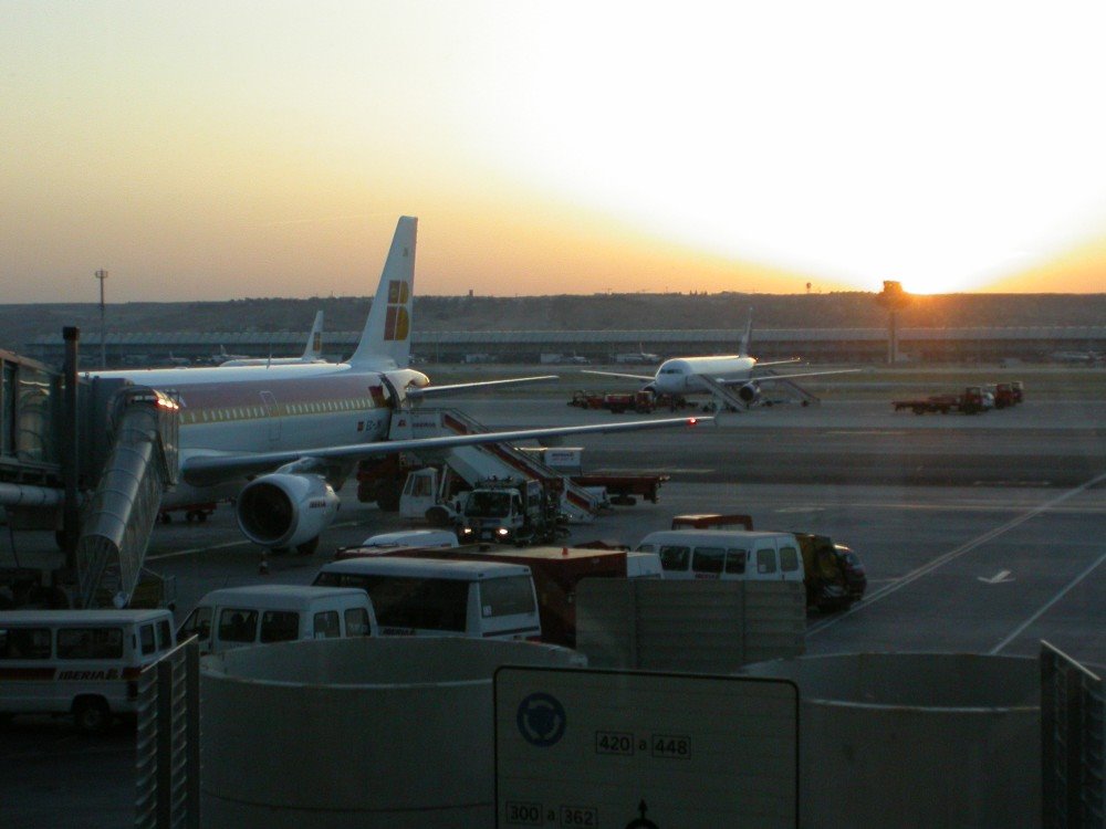 Amanecer a Barajas by Maurizio Stocco