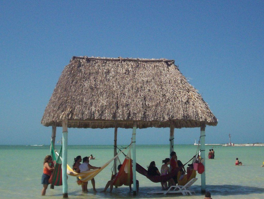 Palapa, hamacas y el mar by Hernando Rosado