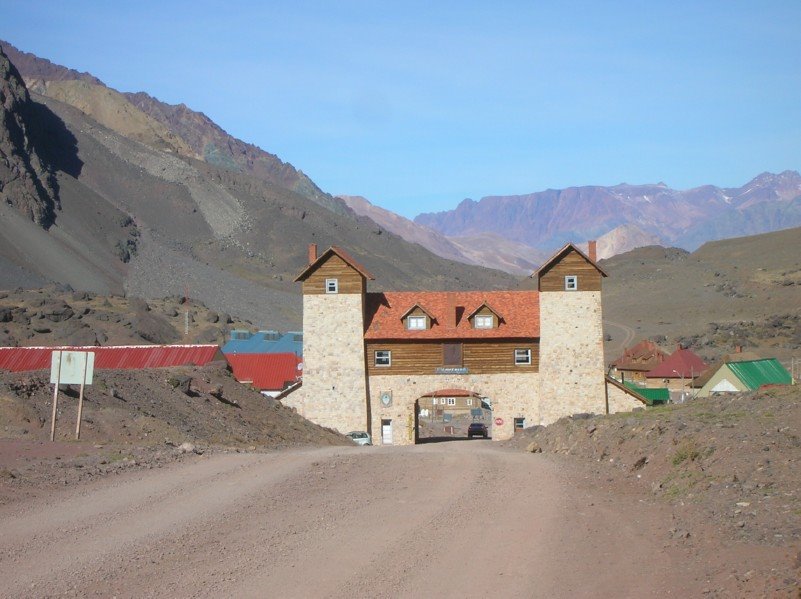 Entrada a Las Cuevas desde el paso Cristo Redentor / Lautaro by Lautaro Tessi