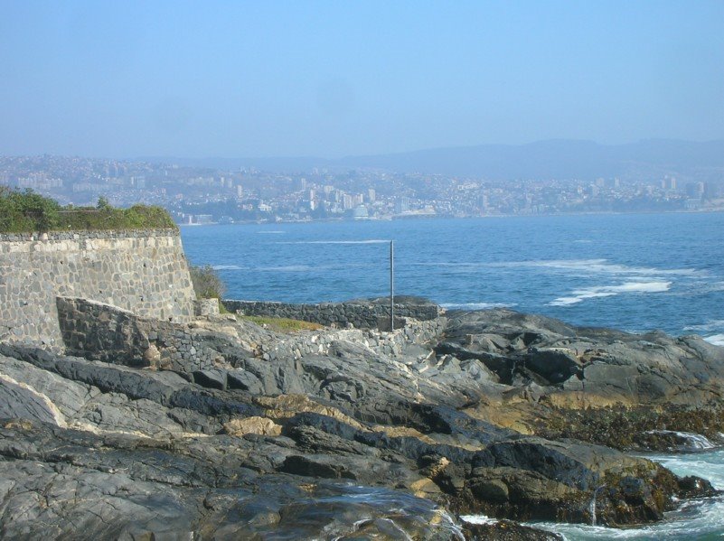 Vista de Valparaíso desde la rocosa costa / Lautaro by Lautaro Tessi