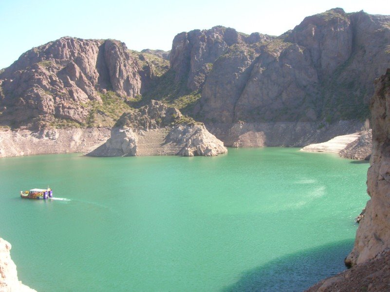 Cotas de agua, aguas verdes e isla en el dique / Lautaro by Lautaro Tessi