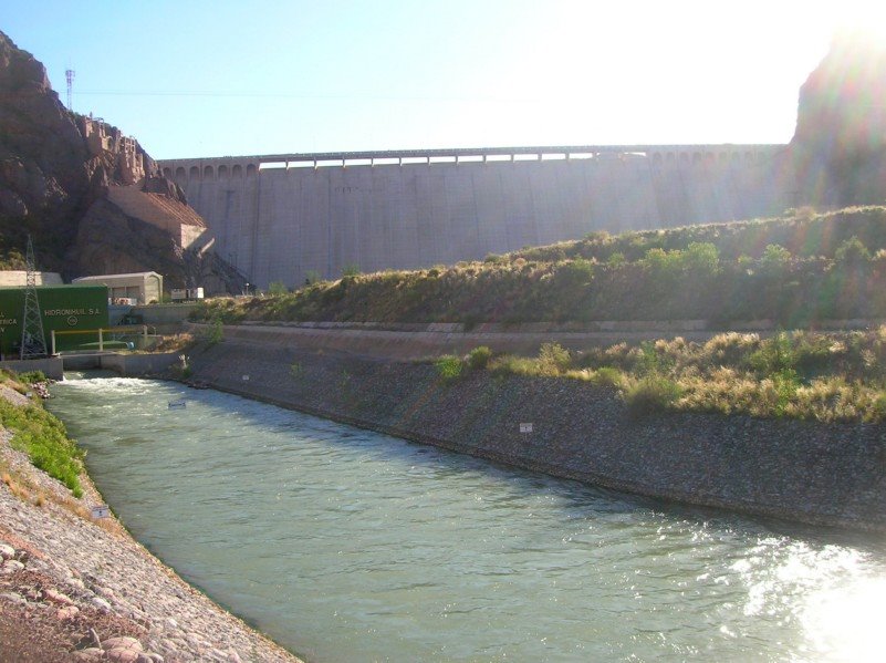 Canal de salida del agua del dique / Lautaro by Lautaro Tessi