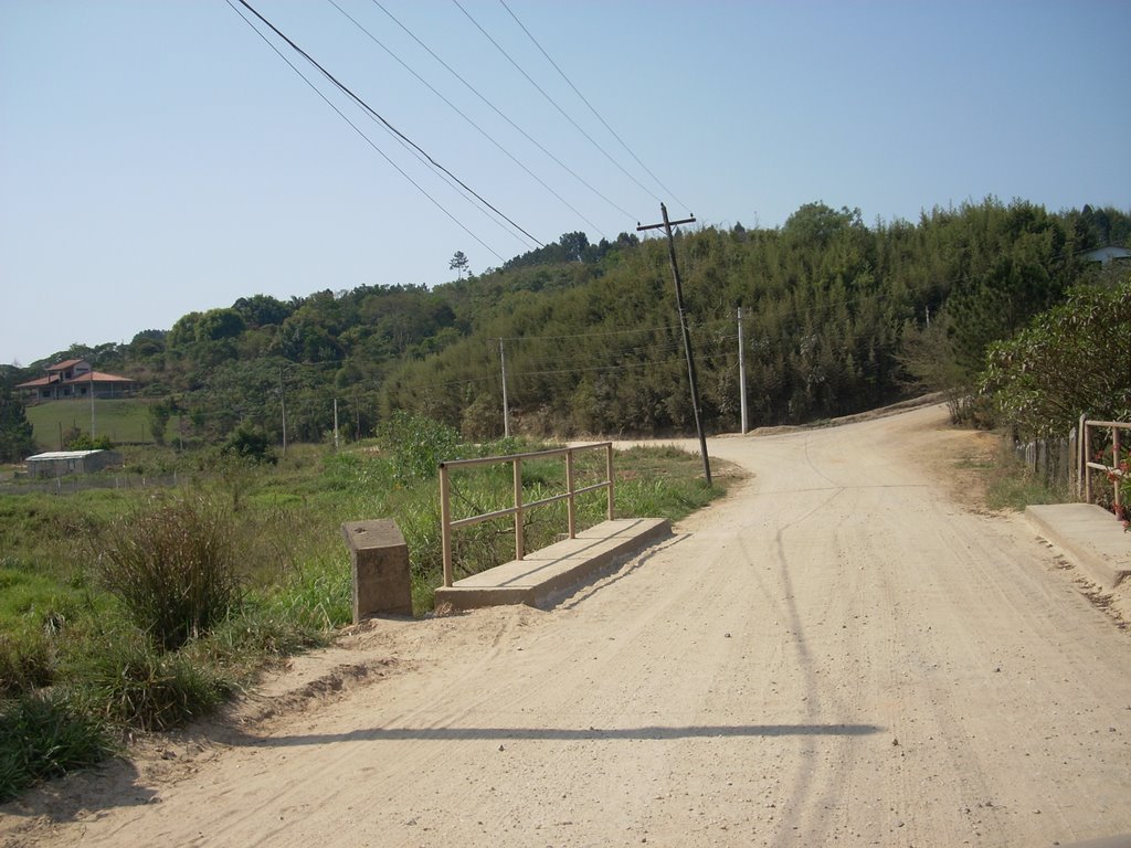 Ponte sobre o Corrego - Bairro Parateí - Zona Rural de Jacareí by toninhochaves