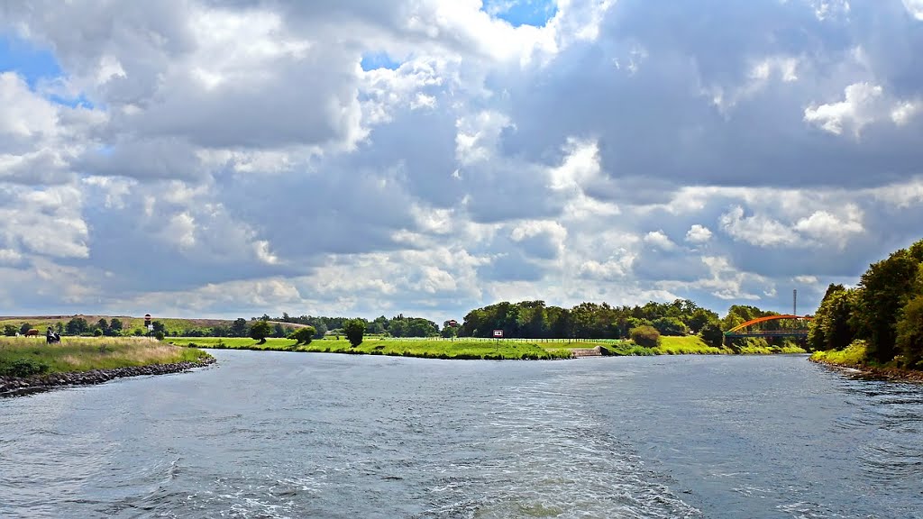 Duisburg / Zufluss des Ruhrseitenarms aus der Styrumer Ruhraue in die schiffbare Ruhr by Cityfotograph