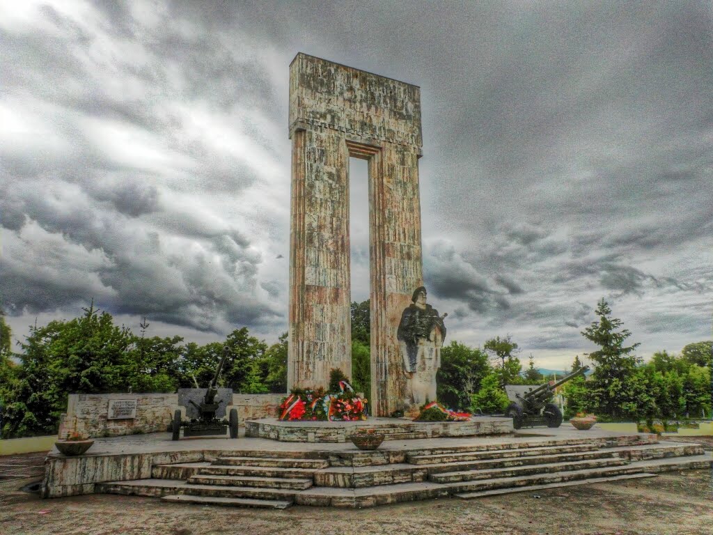 Román katonai emlékmű / Monumentul ostaşilor români / Памятник румынским солдатам by Farkas Csaba Tamás