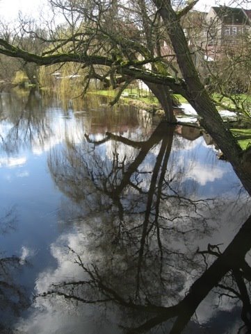 Blick von der Brücke über die Młynówka by magneticpole.de