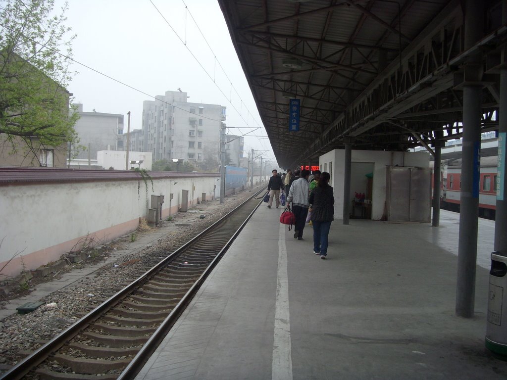 无锡火车站和谐号月台 Wuxi railway station by 浮沉漂