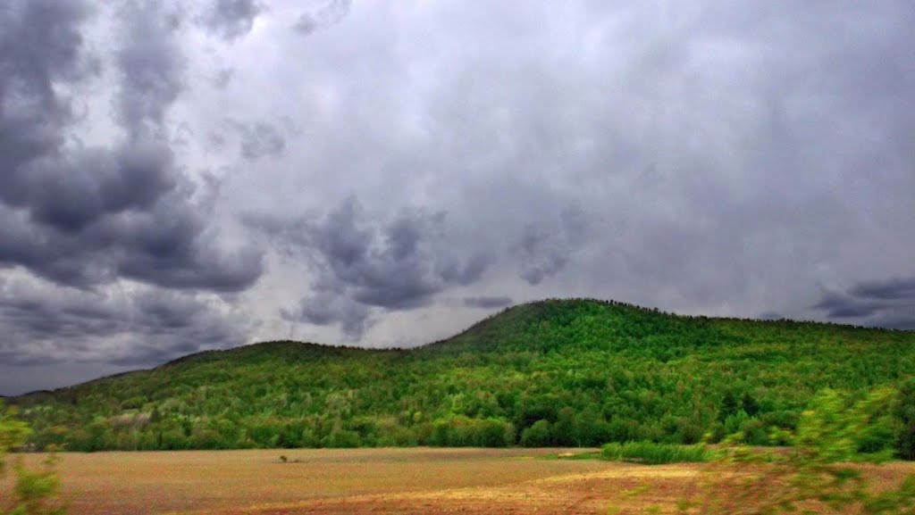 Montagnes de Capelton by Mario Hains