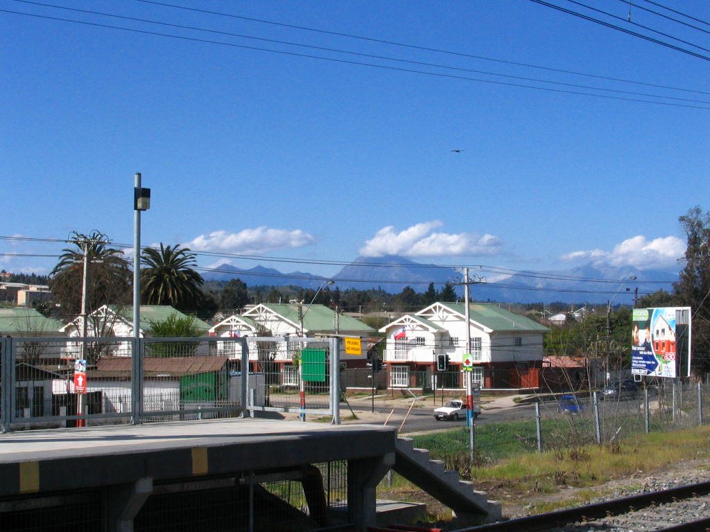 Estacion El Belloto vista al Cerro de la Campana by goyocantrell