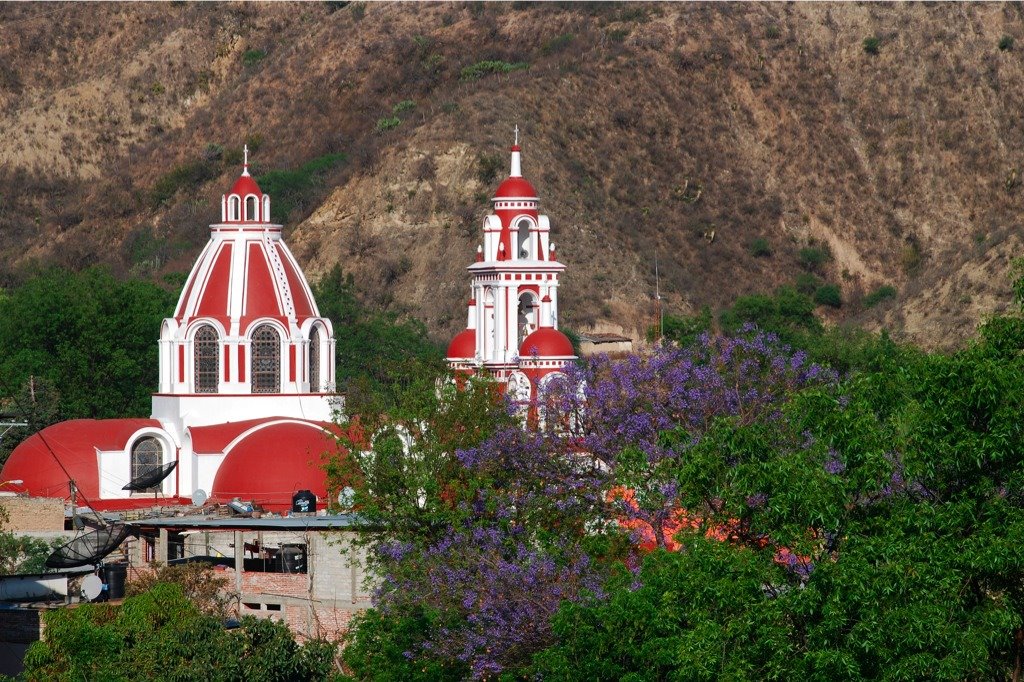 Iglesia de Xichú con jacarandas. by gussisaurio