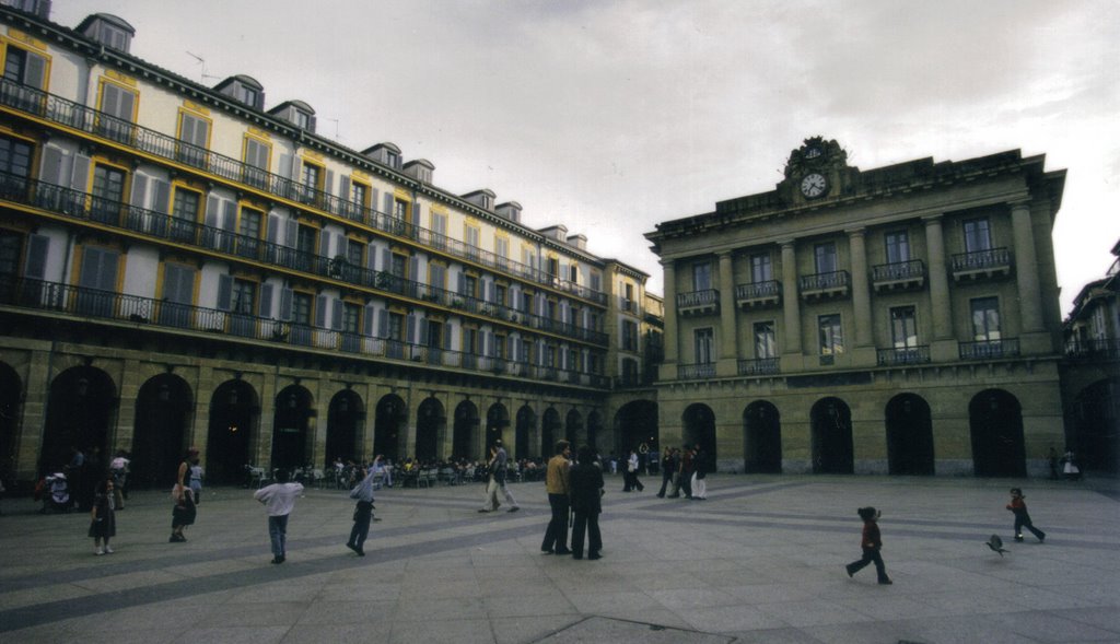 Donostia - Konstituzioa plaza [13.04.2003] by Jordi Peralta