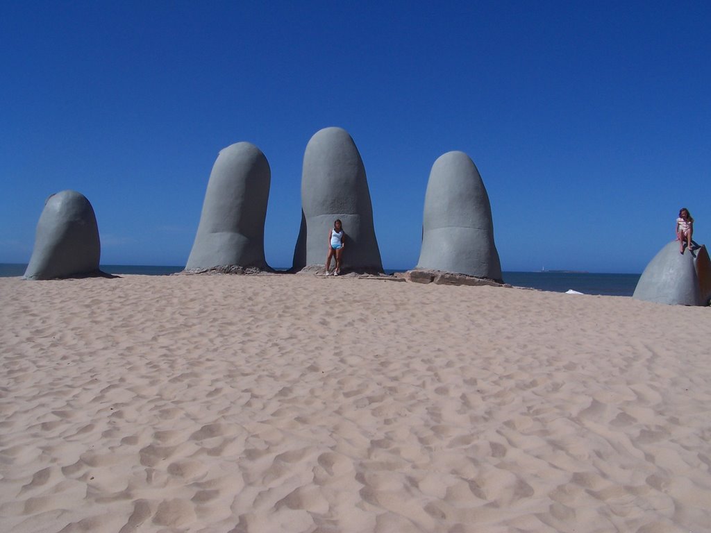 Dedos_Playa brava_ Punta del Este 2008 by Carolitaf