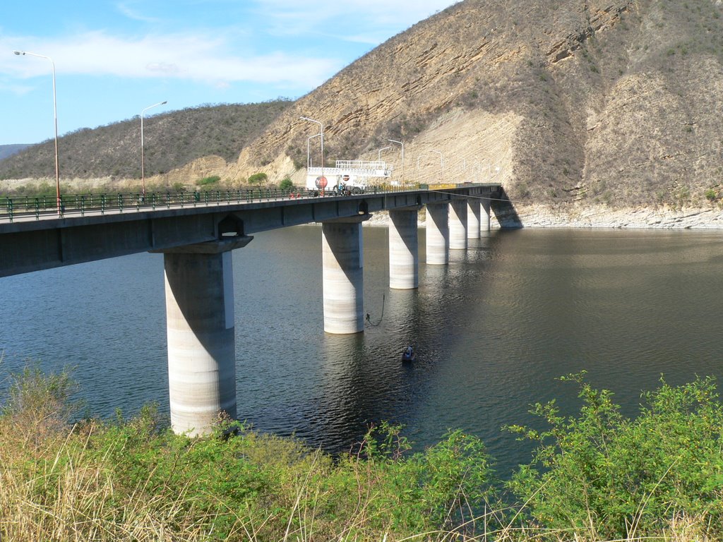 Puente sobre el dique Cabracorral by Kayto